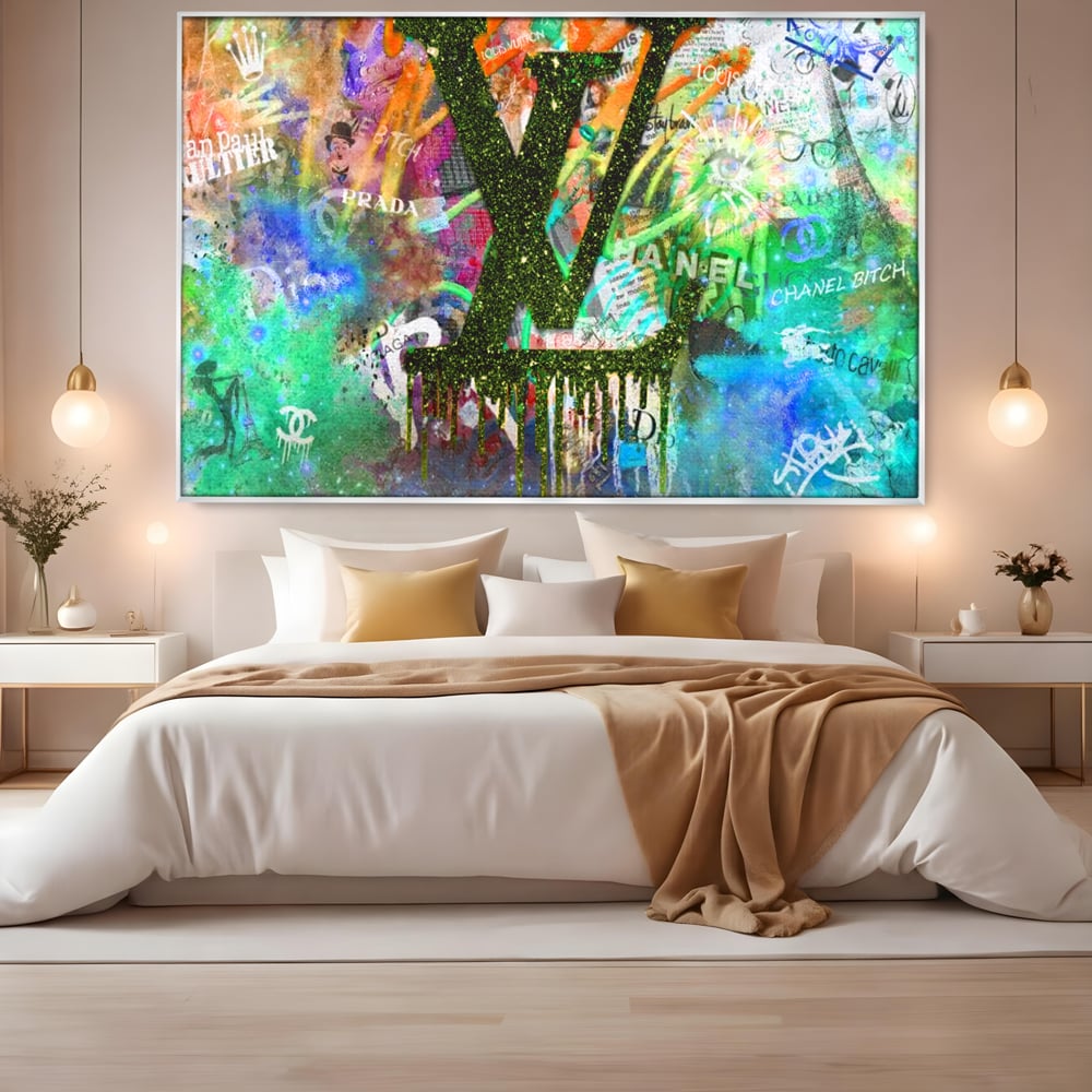 Tablou canvas cu tablou canvas cu monograma si graffiti, in rama de aluminiu argintiu, pe perete intr-un dormitor
